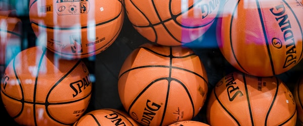 足球专区展示多国联赛标志及精彩射门瞬间